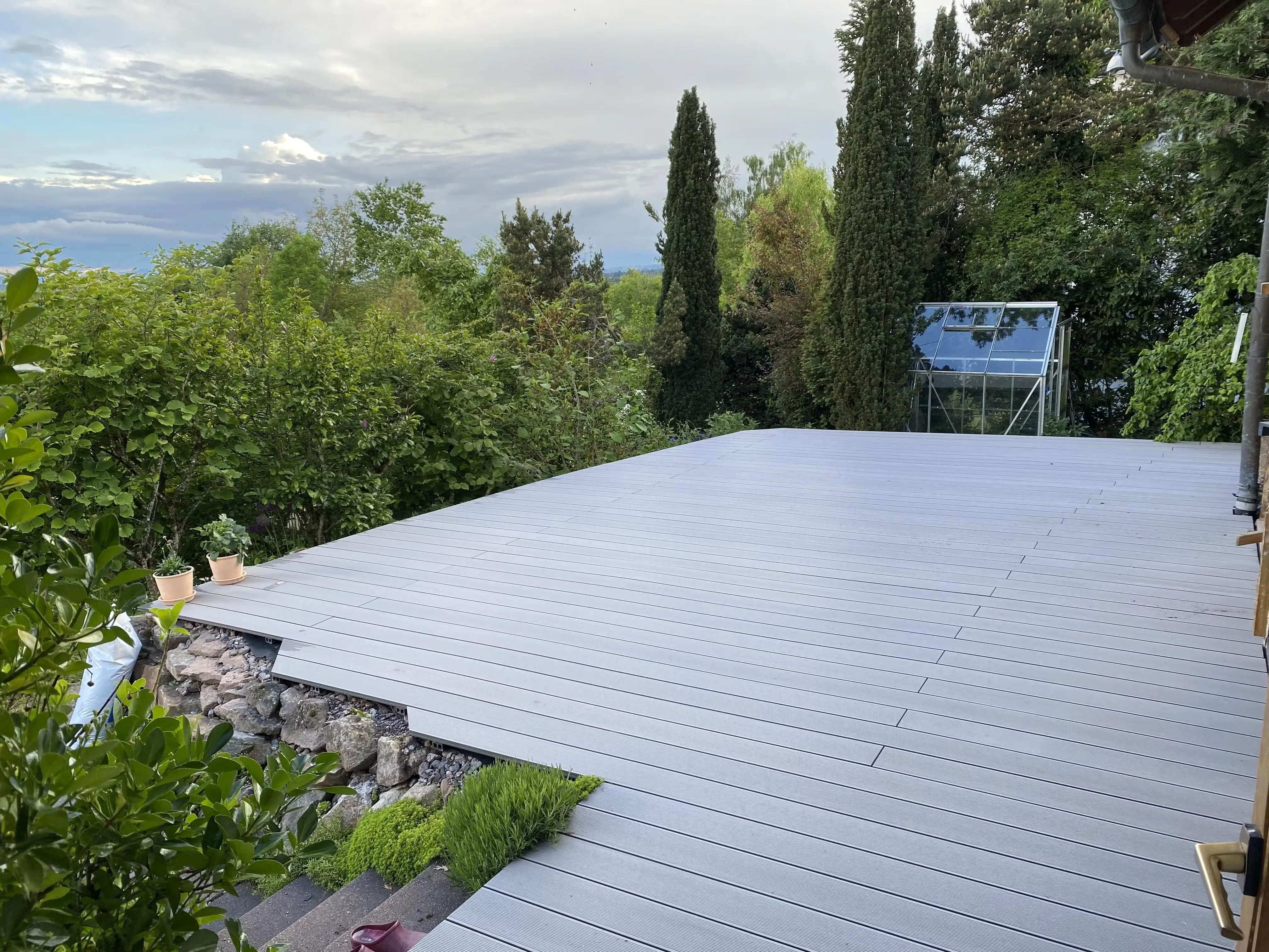 WPC-Terrasse mit Holzoptik im Garten